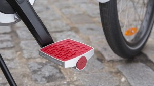 «Умная педаль» Connected Cycle Pedal заряжается во время движения велосипеда.