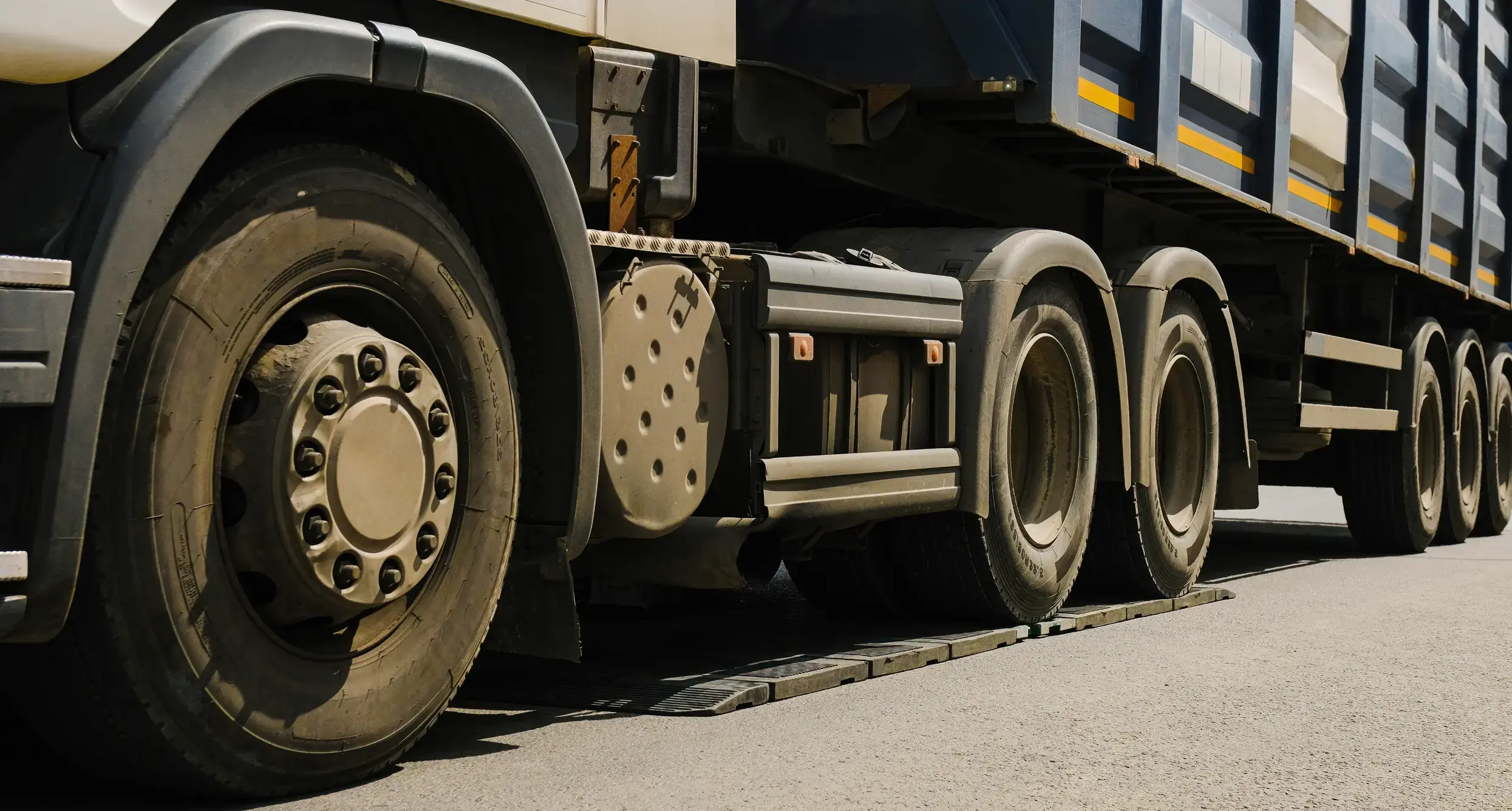 Контроль перегруза грузового автомобиля с ГдеМои: защита от штрафов и износа техники Контроль перегруза грузового автомобиля с ГдеМои: защита от штрафов и износа техники